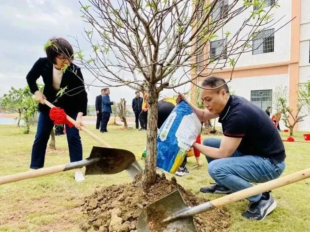 善心襄盛舉 傾情育桃李——金本小學桃李園揭幕暨植樹節植樹活動