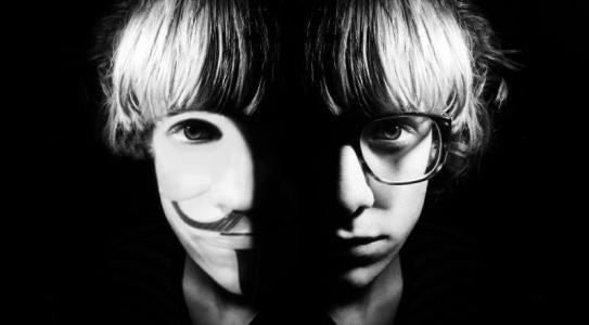 内心越阴暗的人,越爱做这4件事,最好别深交