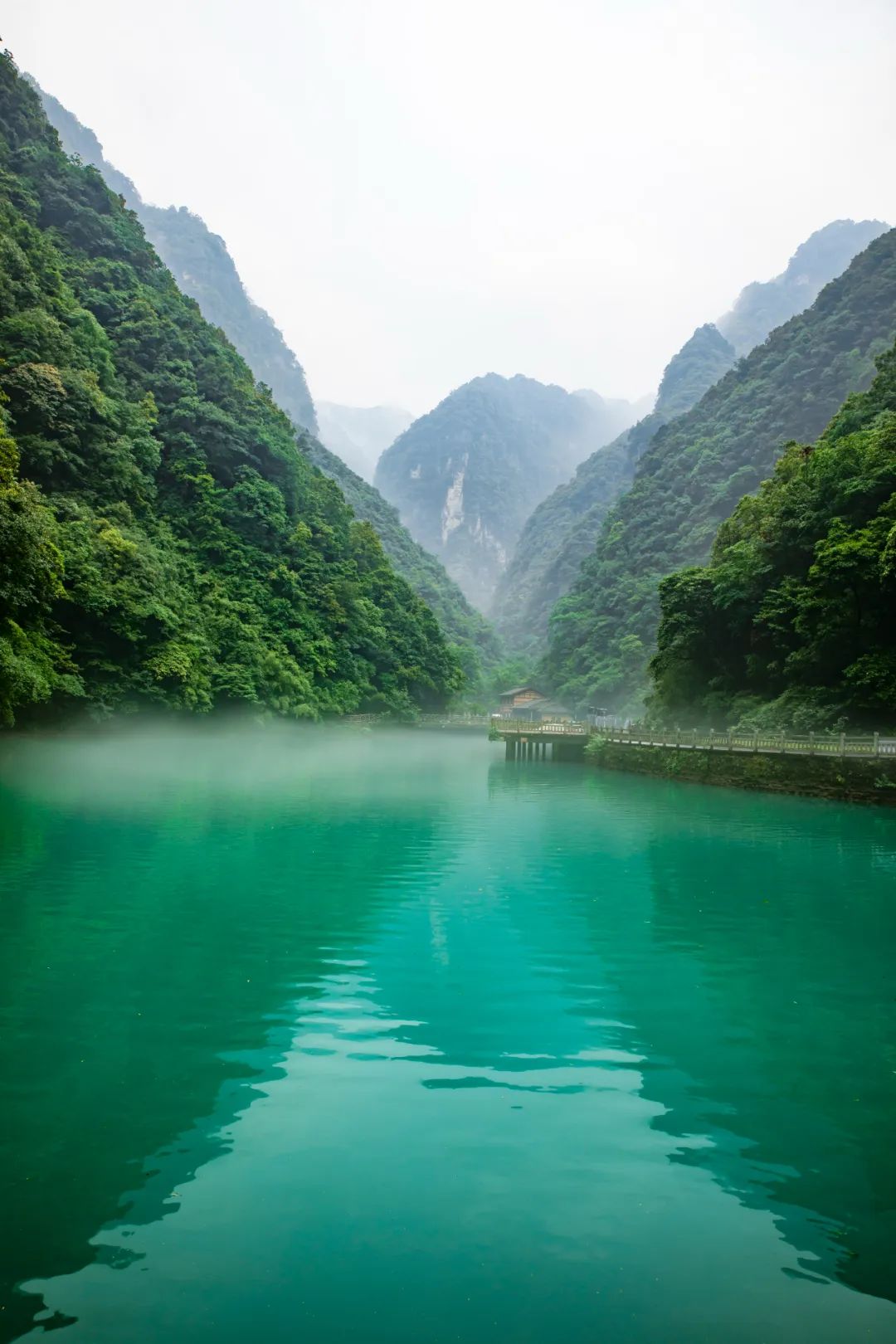 中秋国庆双节将至,神龙峡景区挂起了红灯笼,整个峡谷喜气洋洋.