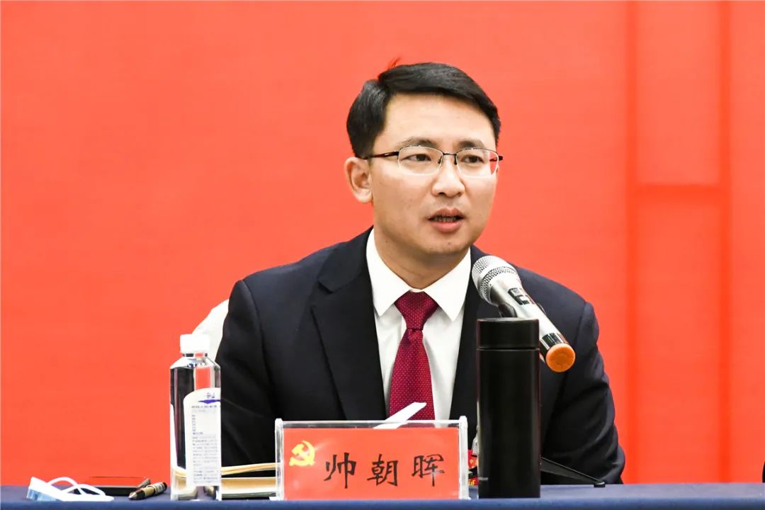 帅朝晖在参加党代会代表团讨论时强调:以勇猛奋进的状