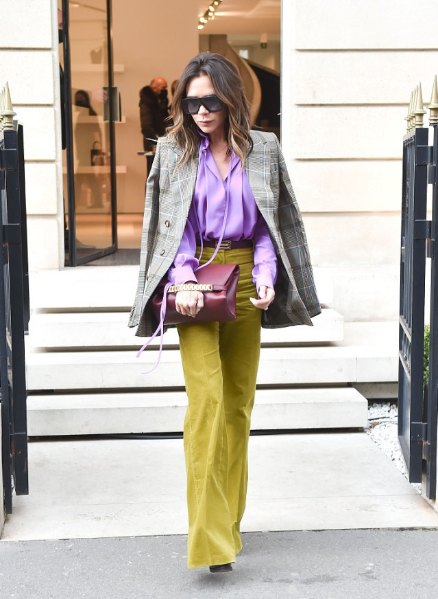 贝嫂的职业装真高调,不用黑白色也能穿出高级感,眼光果然够特别