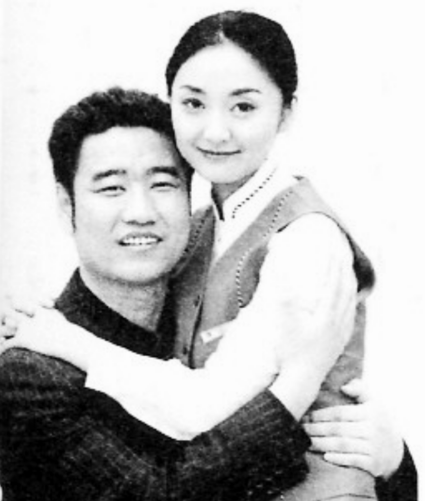 丛飞妻子邢丹:丈夫病逝5年后被砸身亡,5岁女儿痛哭,千人送别