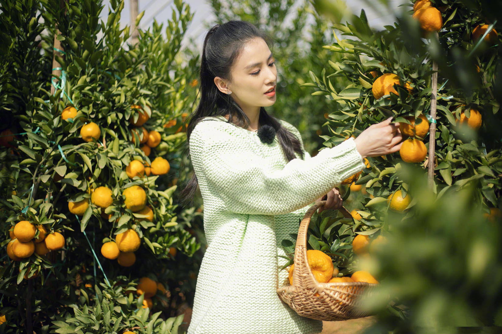 黄圣依真没阔太架子,薄荷绿毛衣搭破洞裤,气质亲切像邻家姐姐