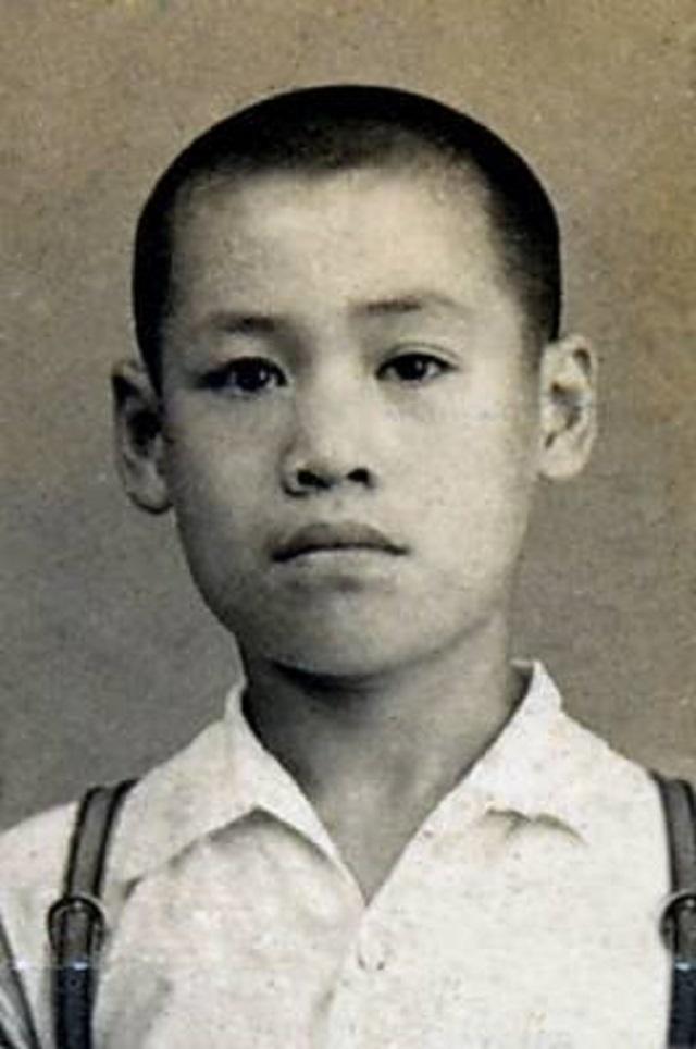 父 亲是穆成宽,一名优秀的游泳健将,这样的体育世家, 为穆祥雄提供了