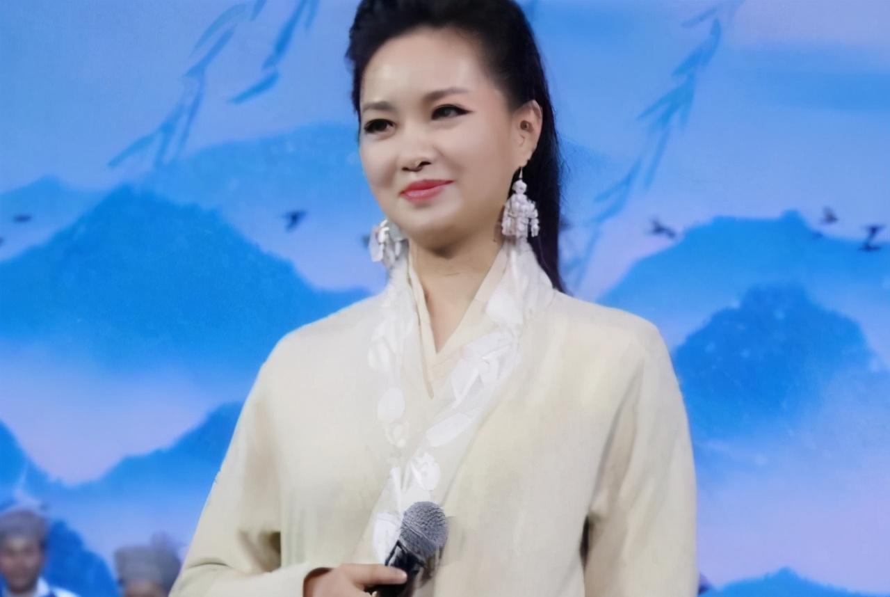 她是著名歌唱家,曾12次登春晚,当红嫁入豪门,丈夫背景不一般
