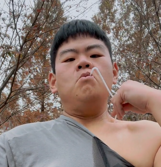 励志!山东第一胖为爱减重400斤,如今瘦出锁骨,网友直呼认不出