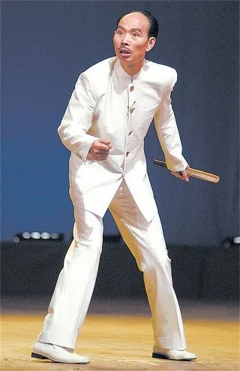 就在今年的5月18日晚上,76岁的曲艺名家李伯清和徒弟又一次登台演出