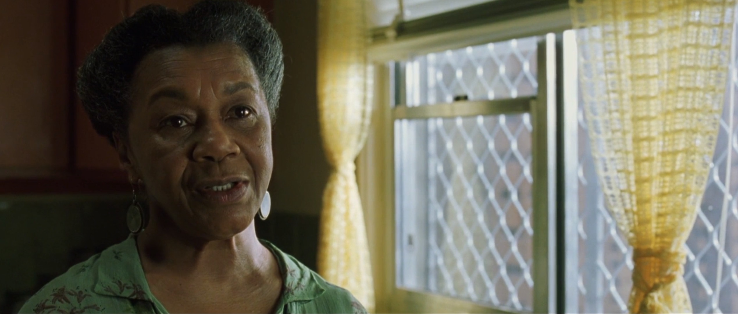 "莫妮卡贝鲁奇"的吻是偷尼欧的代码吗,黑客帝国谜题深度解析