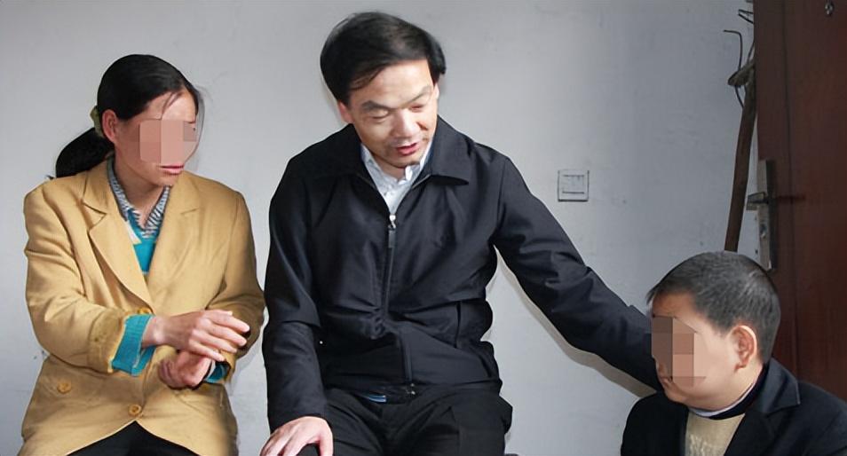 纪实:江西淫魔书记汤成奇:养40情妇,专门开房接待美女"上访"