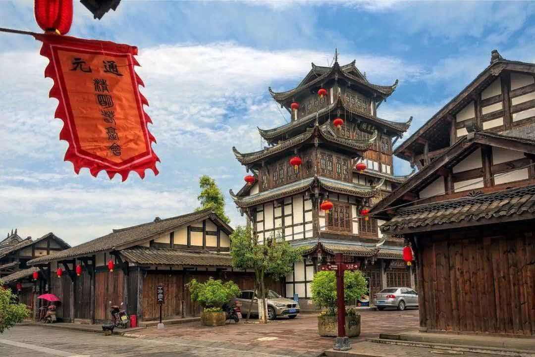 四川一古镇走红,凸显熊猫文化和川西民居风情特色,游客络绎不绝
