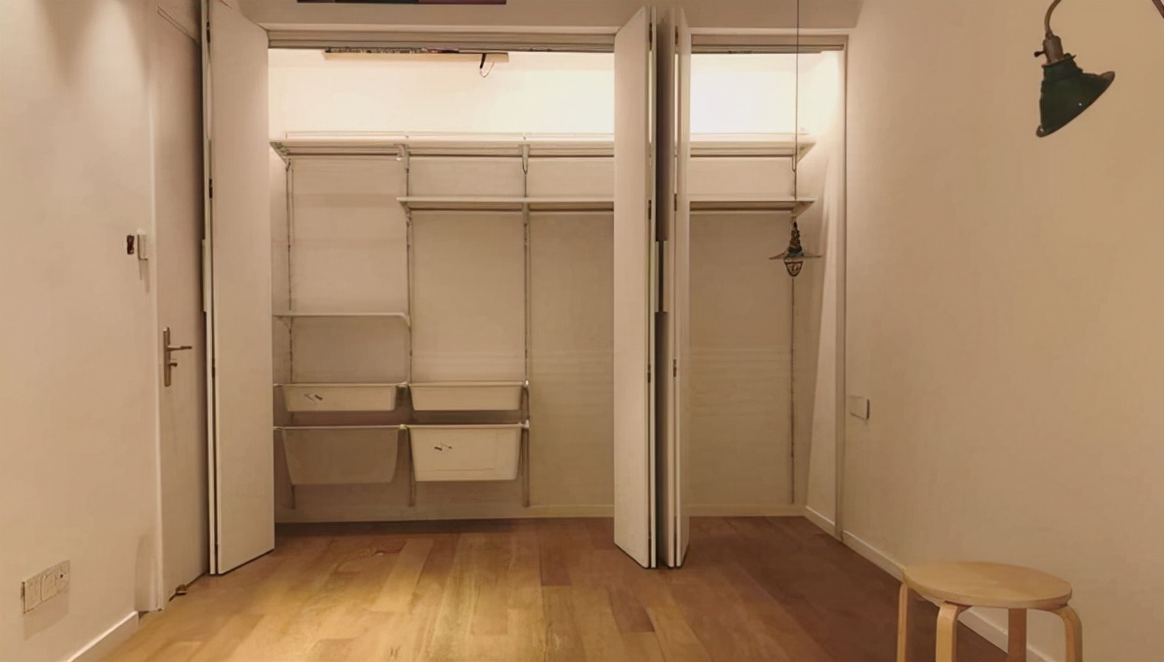 第1次看见日本人的衣柜,里面竟然没有一块隔板,还能那么实用?