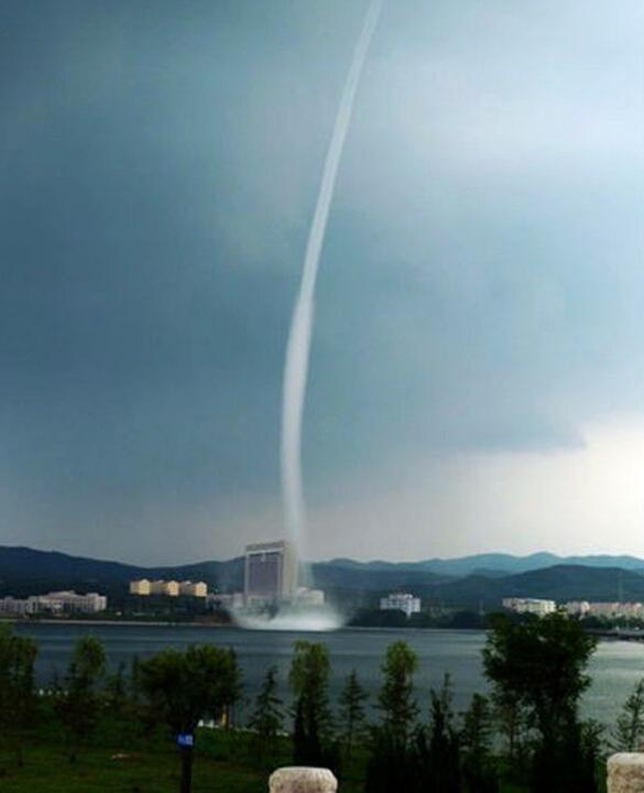 神龙吸水!俄罗斯卡马河现神奇水龙卷,如同一条白蟒腾空而起