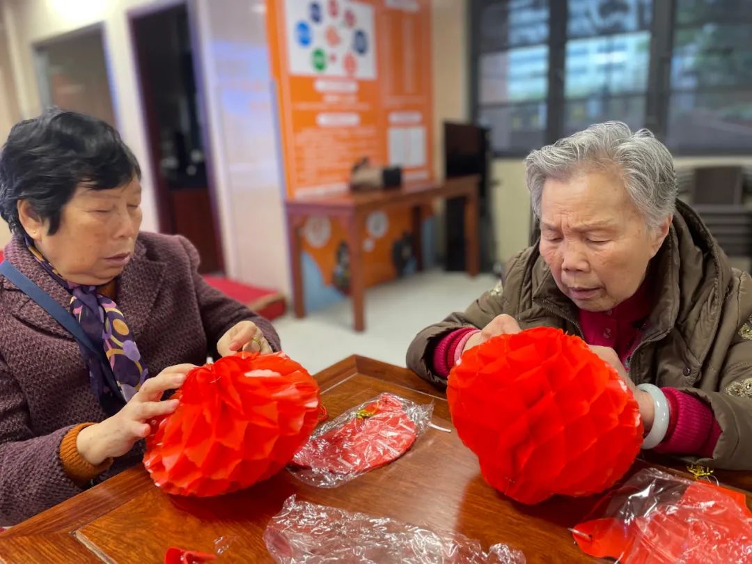 新春佳节到,养老院的爷爷奶奶们一起制作手工灯笼,喜迎虎年