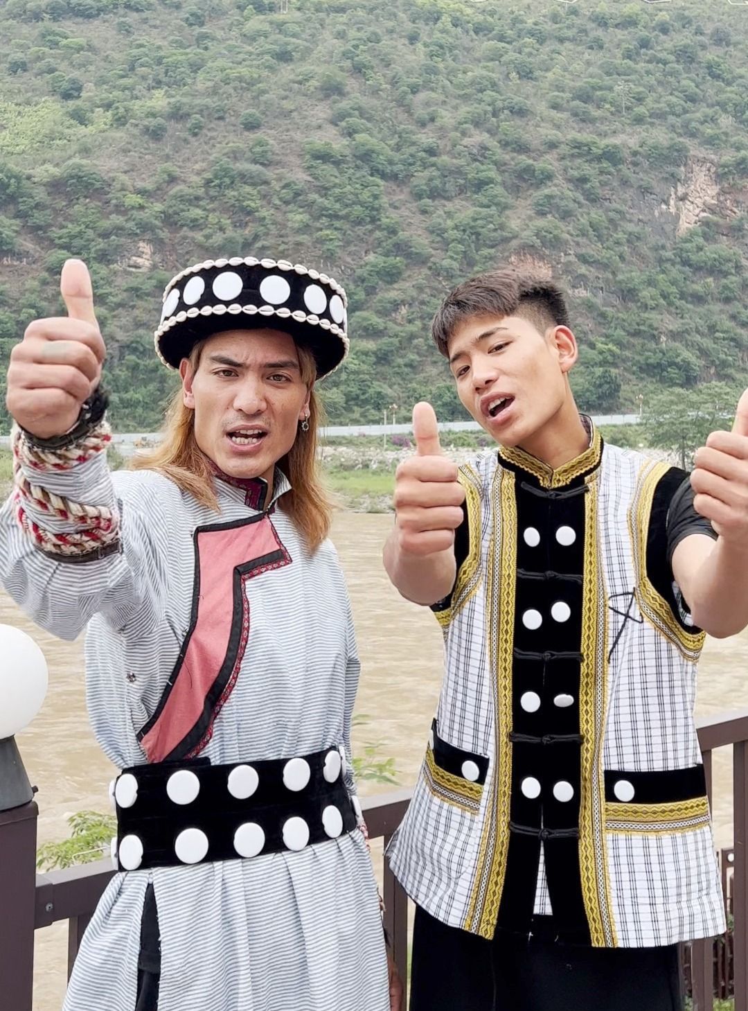 云南傈僳族小伙蔡金发走红,左掌心有"秘密",从不在视频中示人