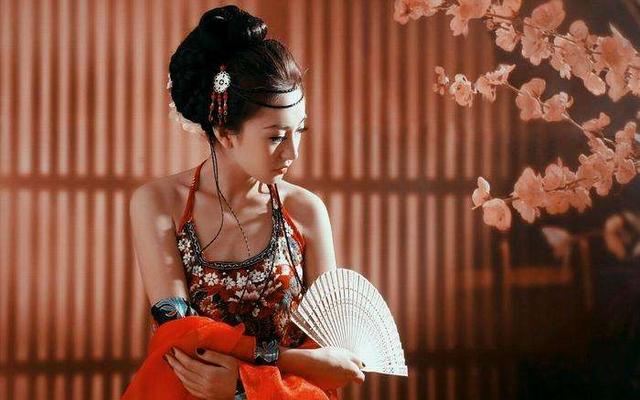 古代的小妾地位非常低,但有一项"特权",连正室妻子都很羡慕