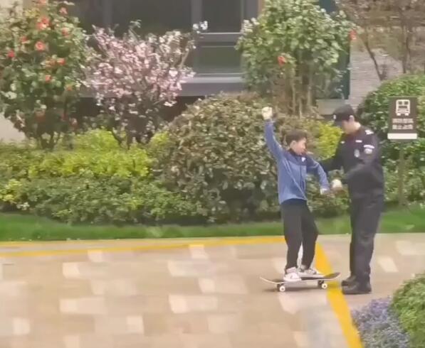 胡歌穿保安服拍戏被偶遇 网友:他心情太好笑到五官模糊