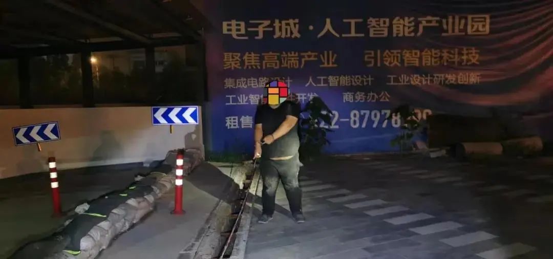 凌晨十二点,天津民警纵身一跃,跳入泄洪河口