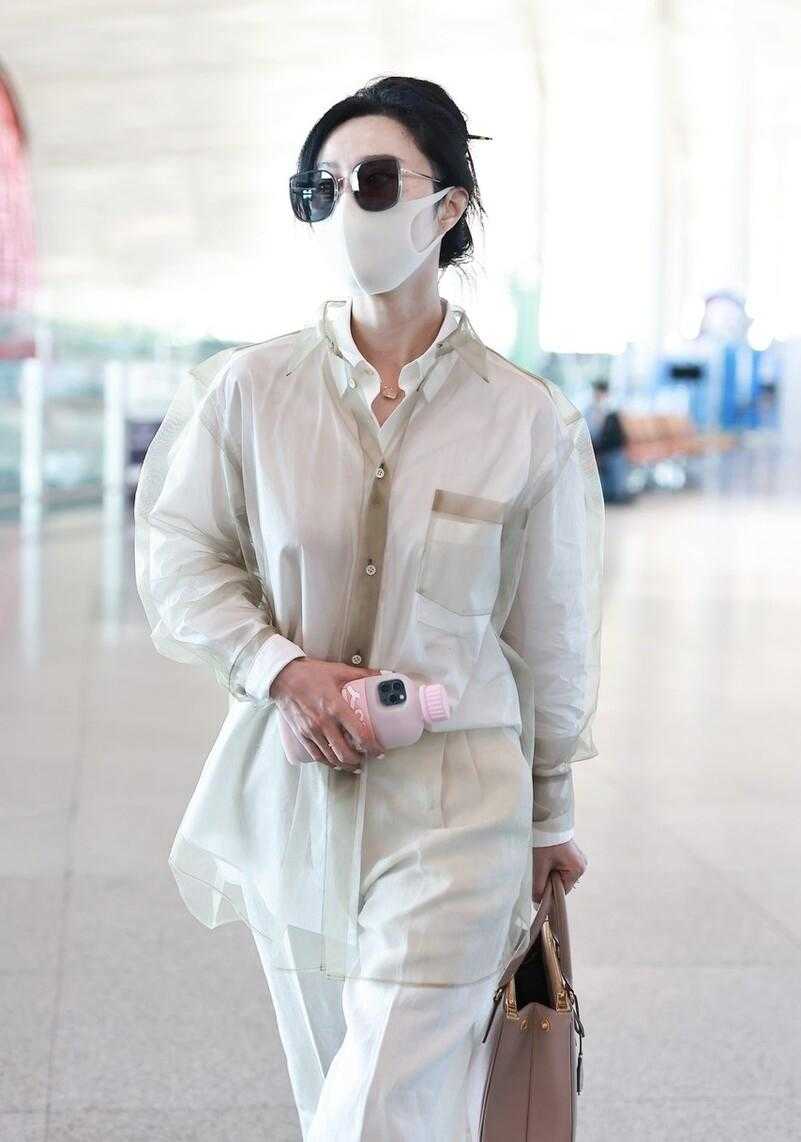 范冰冰又把白衬衫穿火,透视衬衫叠穿白衬衫,简洁高级太洋气