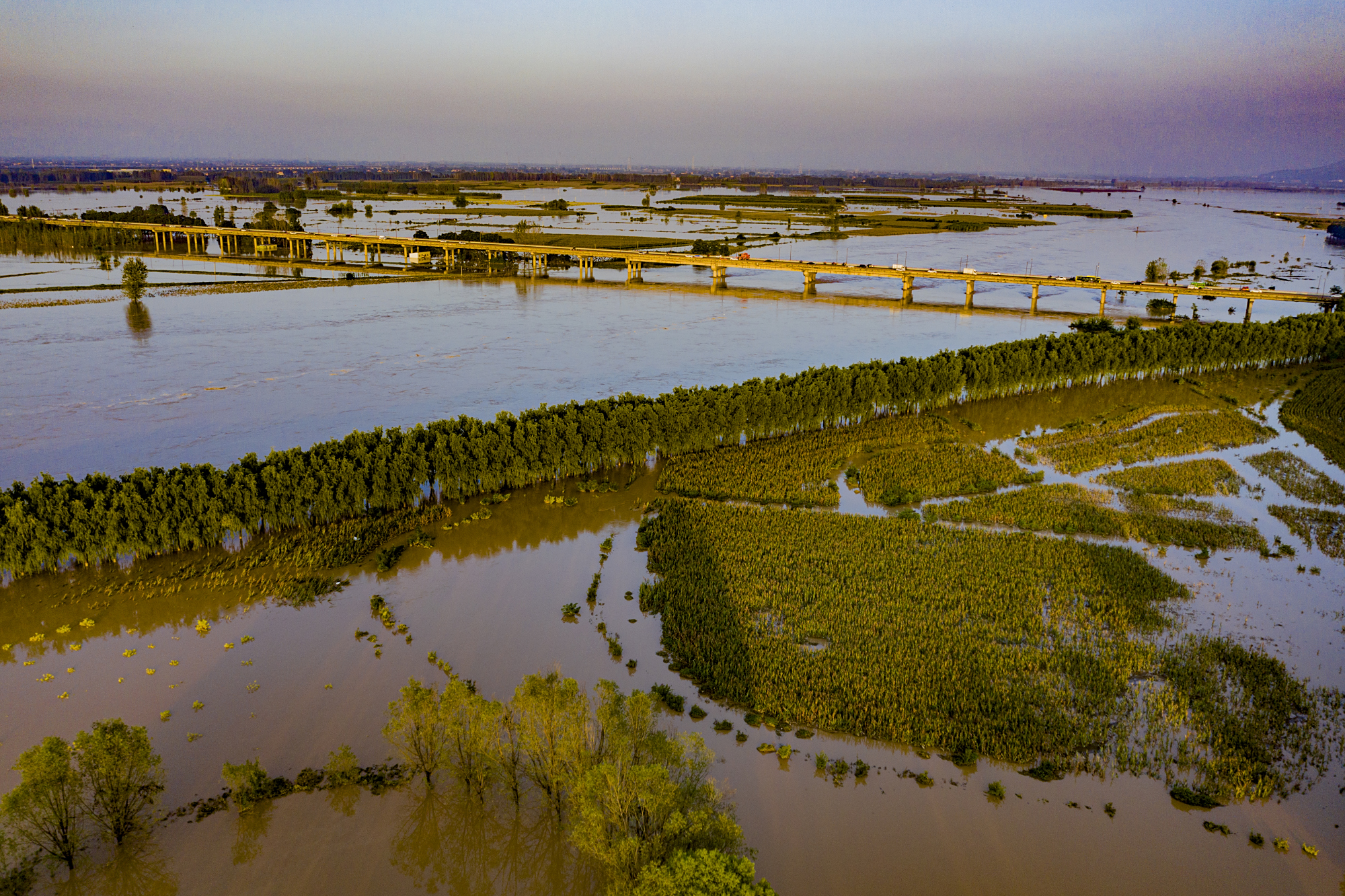 航拍渭河涨水漫滩(高清组图)