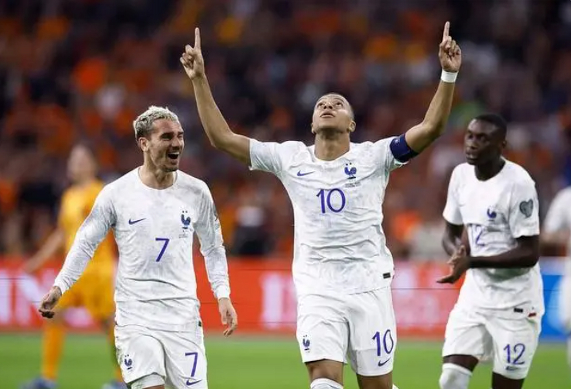 法国队在欧洲杯预选赛中客场2:1击败荷兰队,提前获得明年欧洲杯正赛