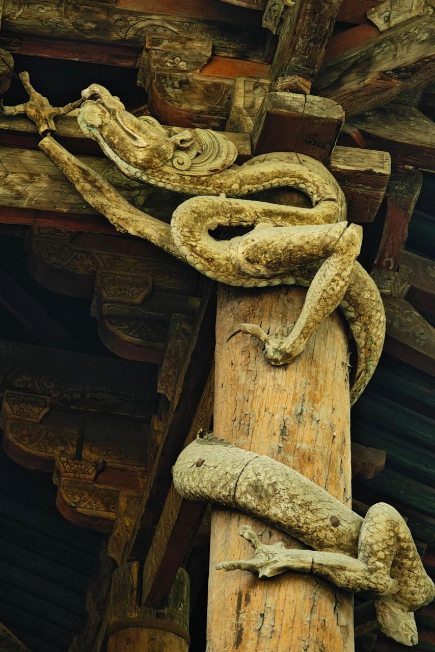 龙,也许真的存在过 太原晋祠圣母殿廊柱上的八条木雕盘龙.