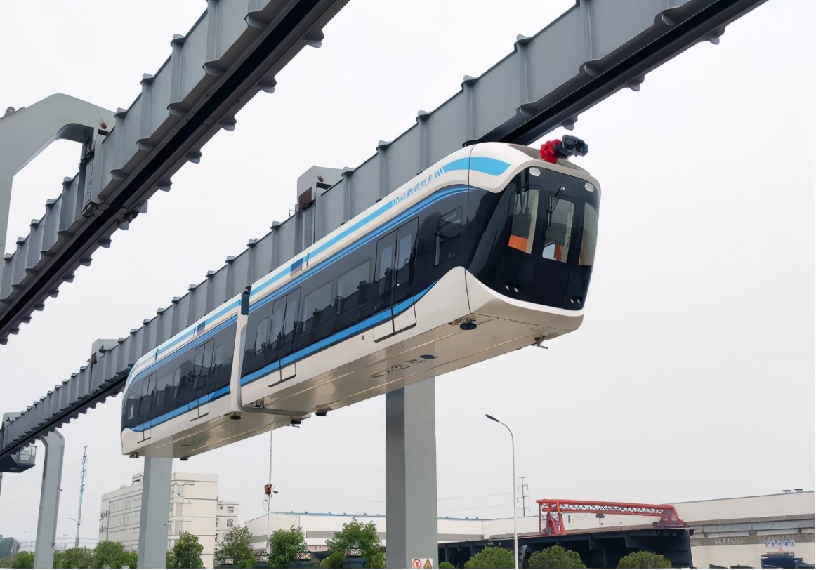 中国"空中列车"火了,直接能在天上跑,网友:中国基建不服不行