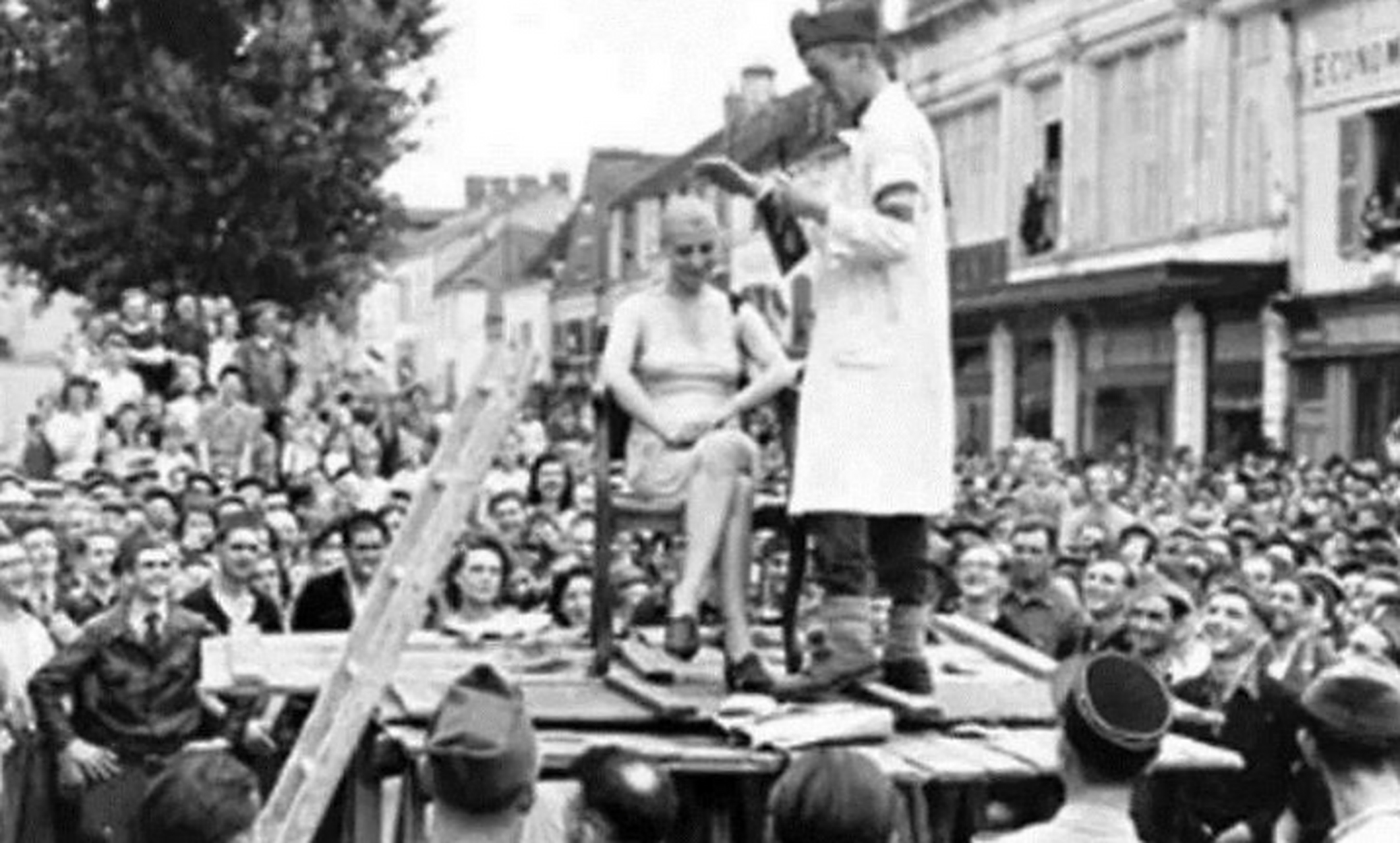 这位女子名叫玛丽,此时正赤裸裸地站在法国的街头.