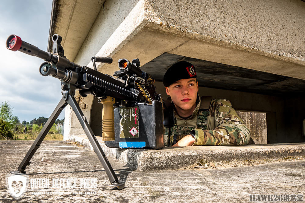 荷兰陆军侦察中队战术演习 预备役士兵混编其中 即将派往伊拉克