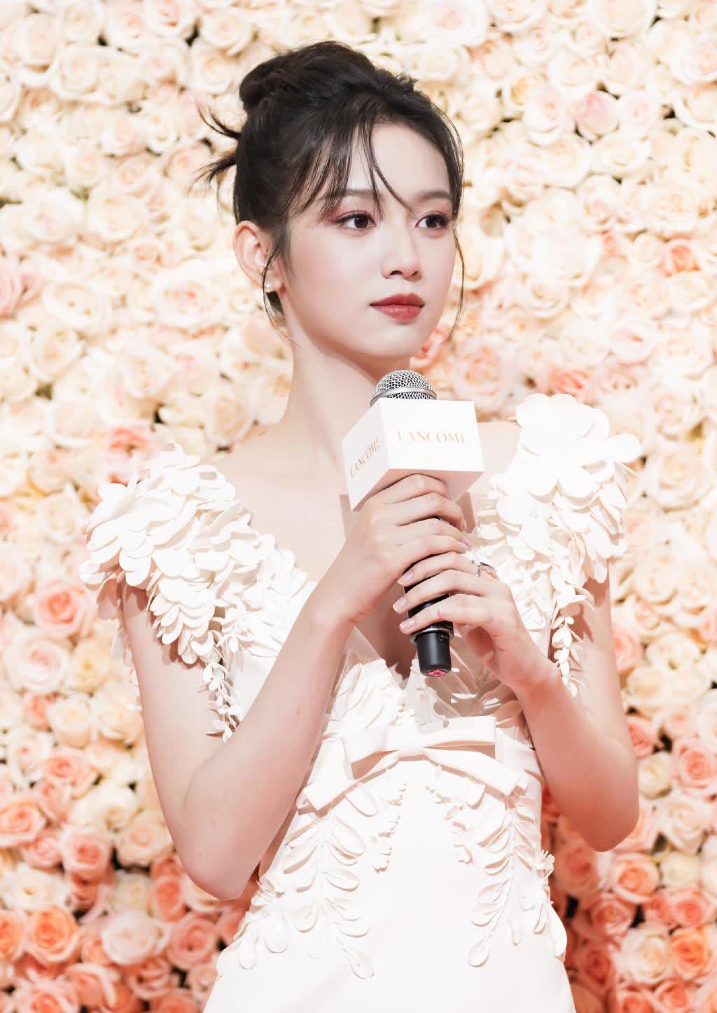 红地毯!蒋勤勤的风格发生了翻天覆地的变化