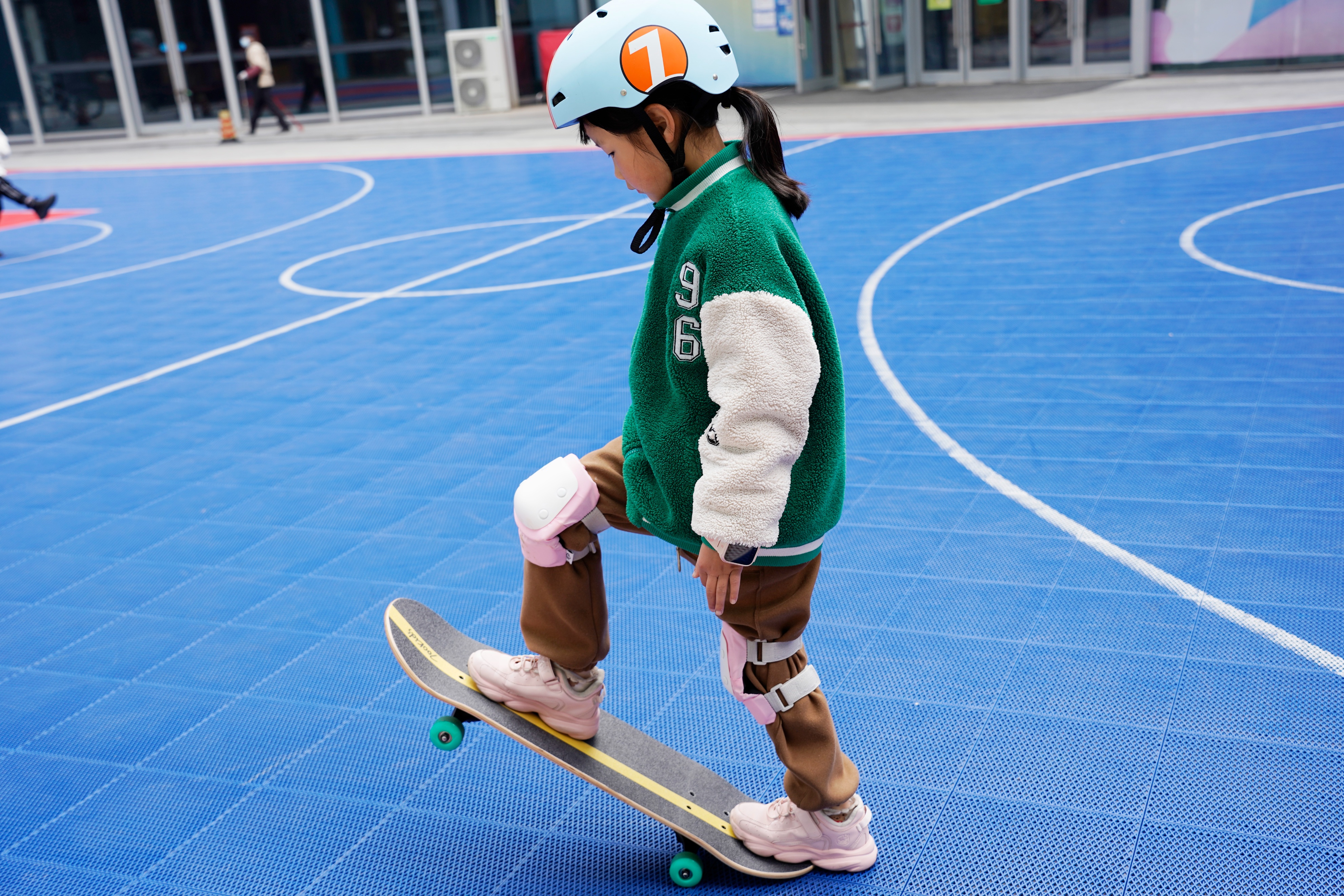 小朋友的第一块滑板,柒小佰双翘滑板初体验:趣玩滑板燥起来!