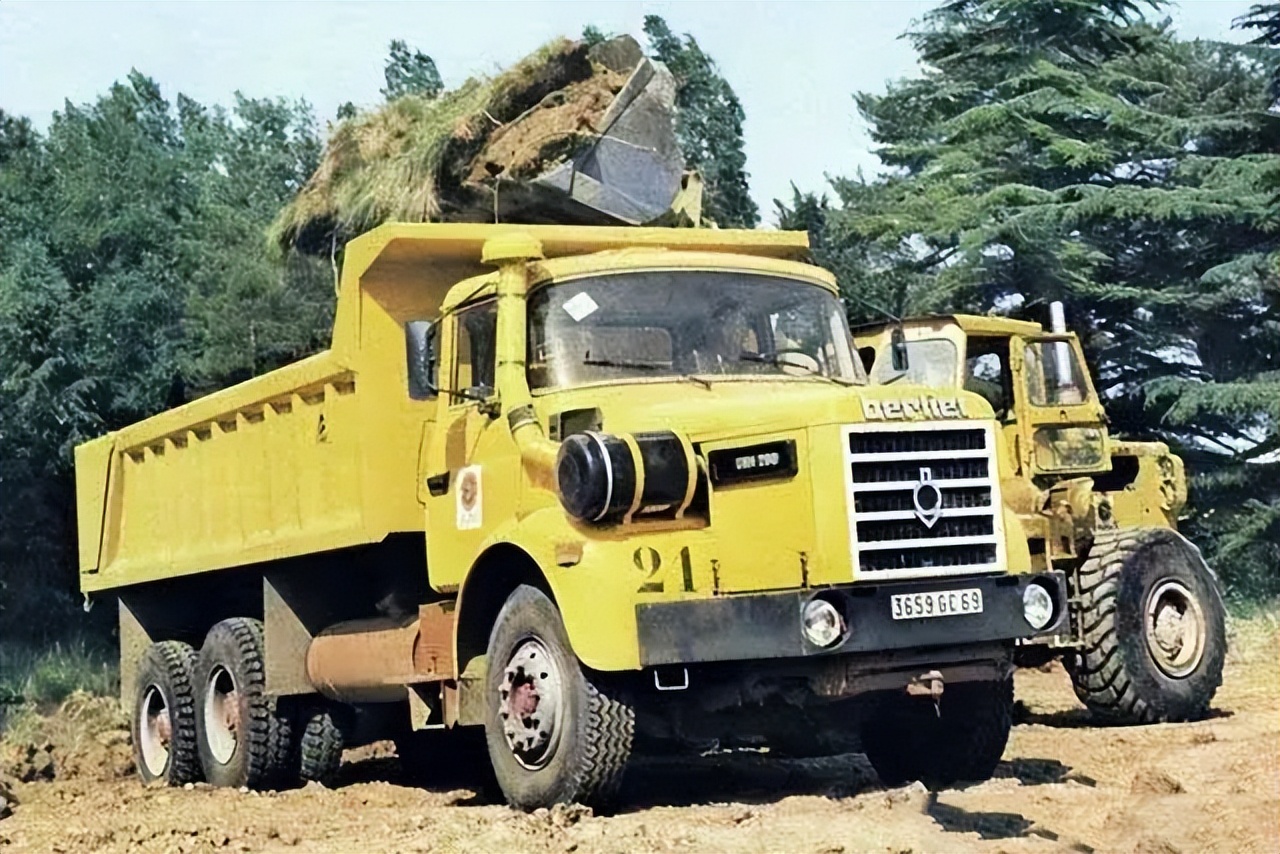 严格来说,雷诺并没有真正地推出过长头卡车.