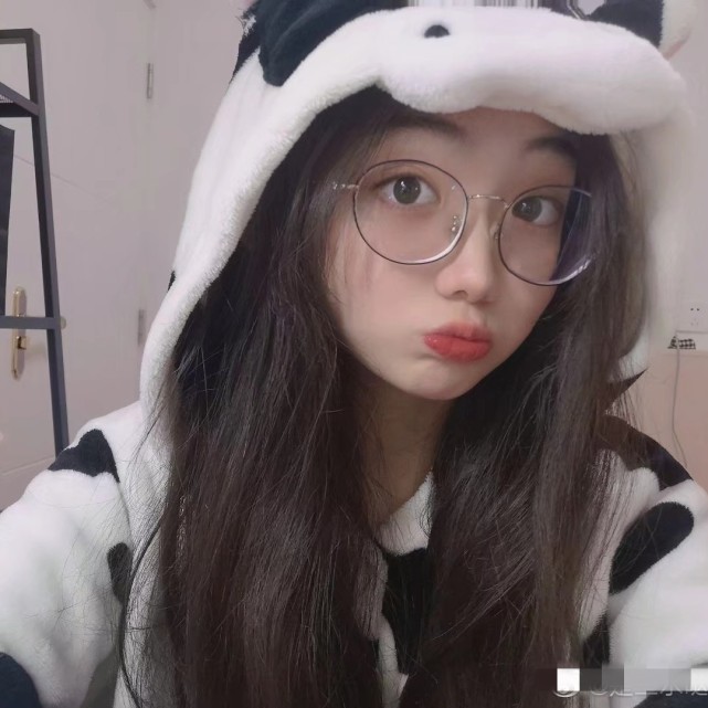 "校花"女网红?17岁满天星小姐姐蹿红2个月,黑粉:做作