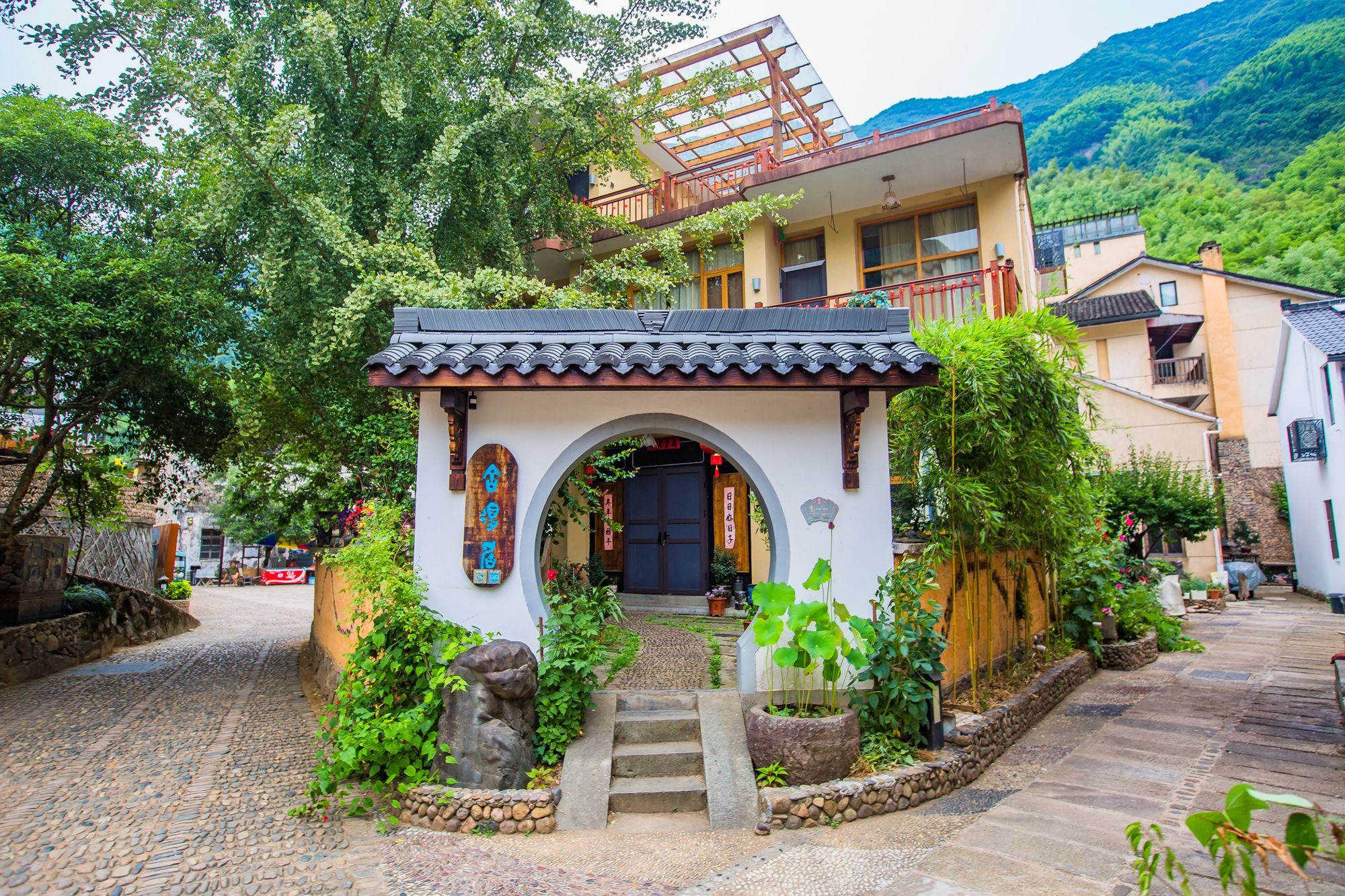 杭州桐庐有一座石舍村,空气清新,环境优美,吸引了众多游客前来