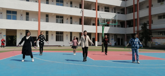 泸县福集镇龙脑桥中学开展形式多样的"三八节"庆祝活动