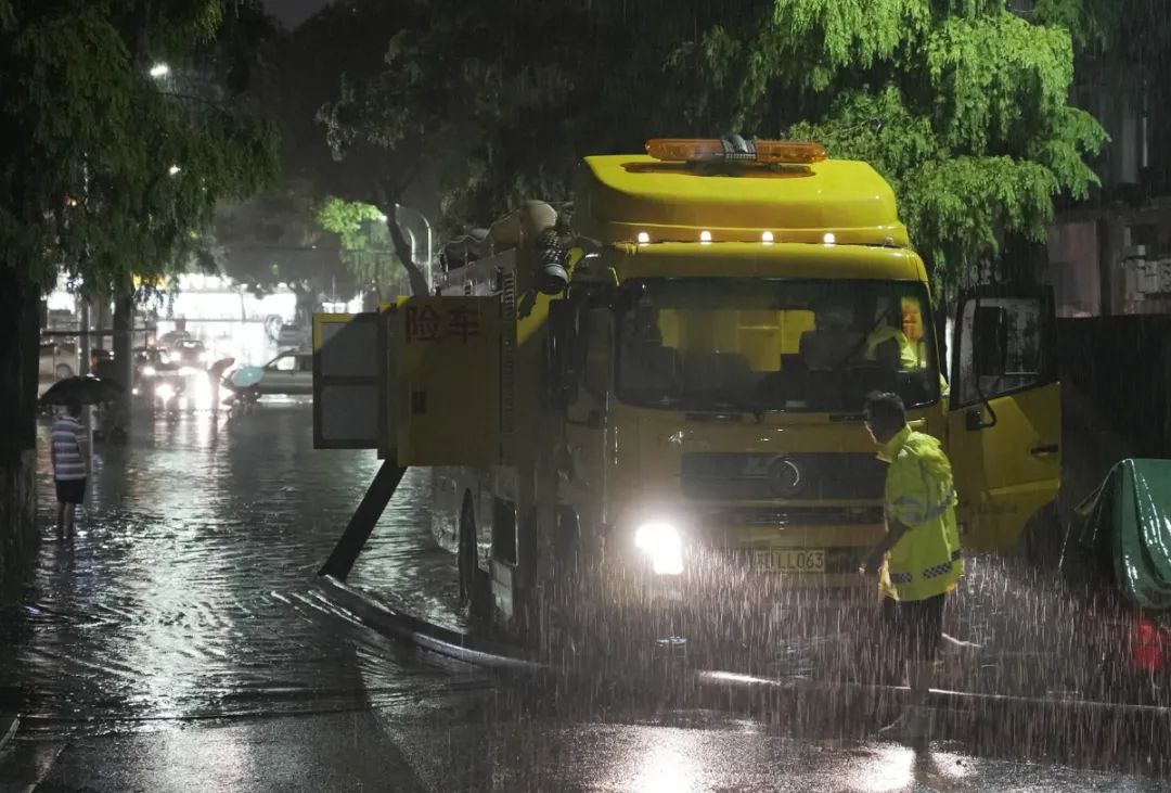 溧阳:暴雨来袭,这一幕幕温暖人心!
