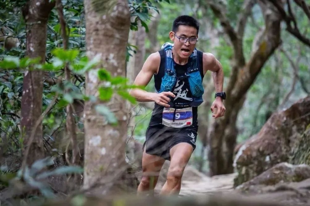 回顾"跑神"梁晶:马拉松遇难,被日本冠军称英雄,女儿替父领奖