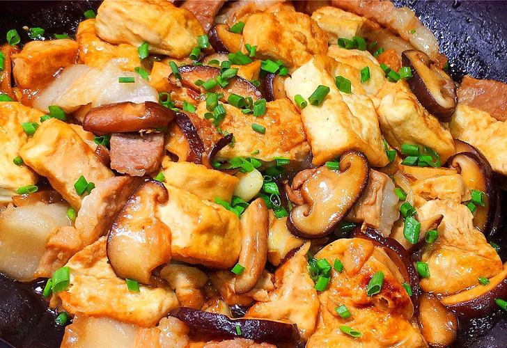 豆腐和香菇一起烧,出锅鲜香,美味又好吃,看完又学会一道家常菜