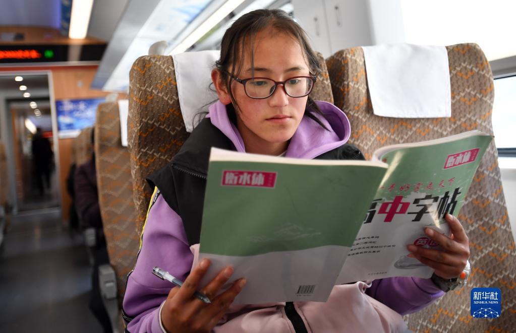 乘着火车上学去