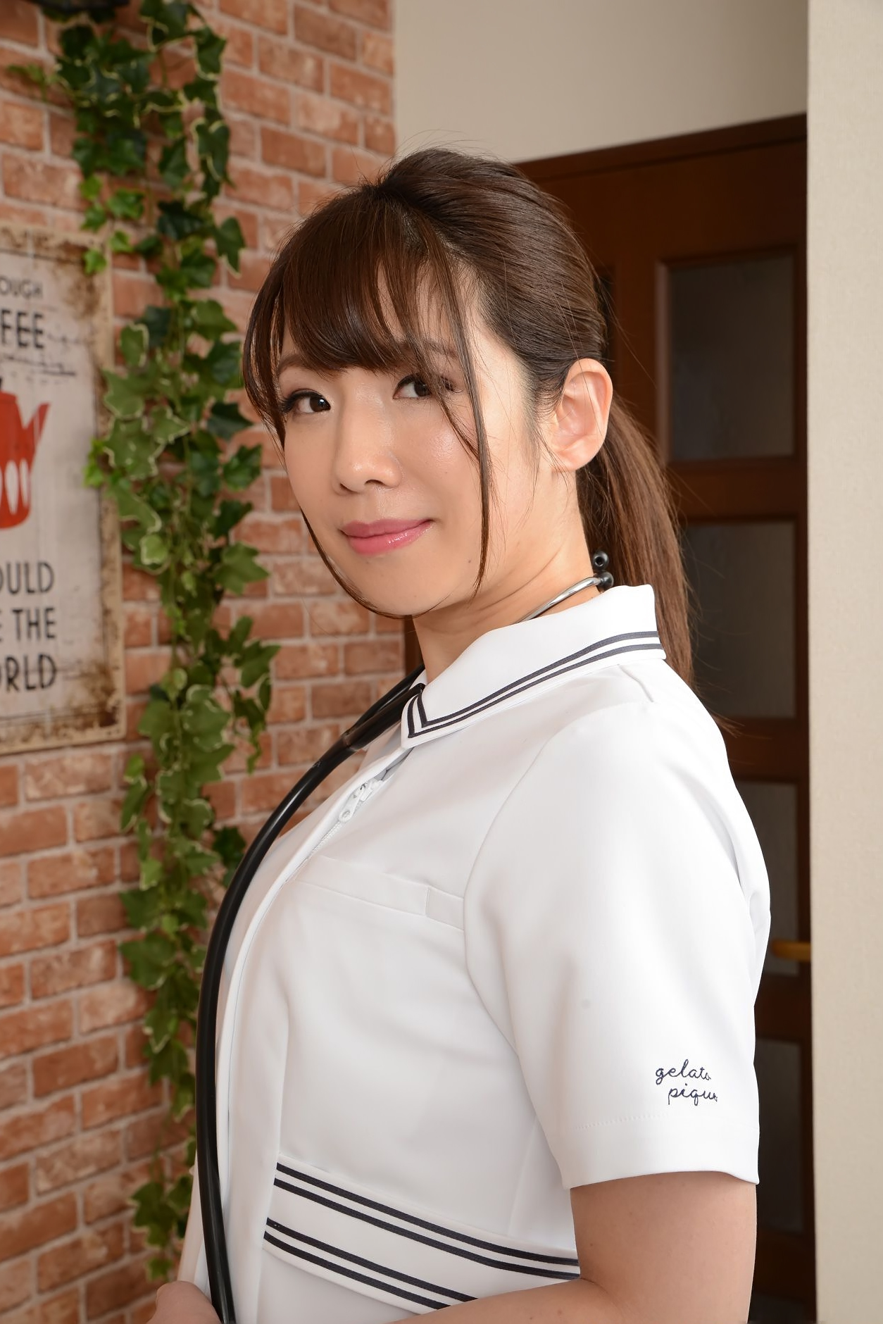 优雅白色护士制服搭配肉色丝袜写真,带来治愈与性感的视觉盛宴