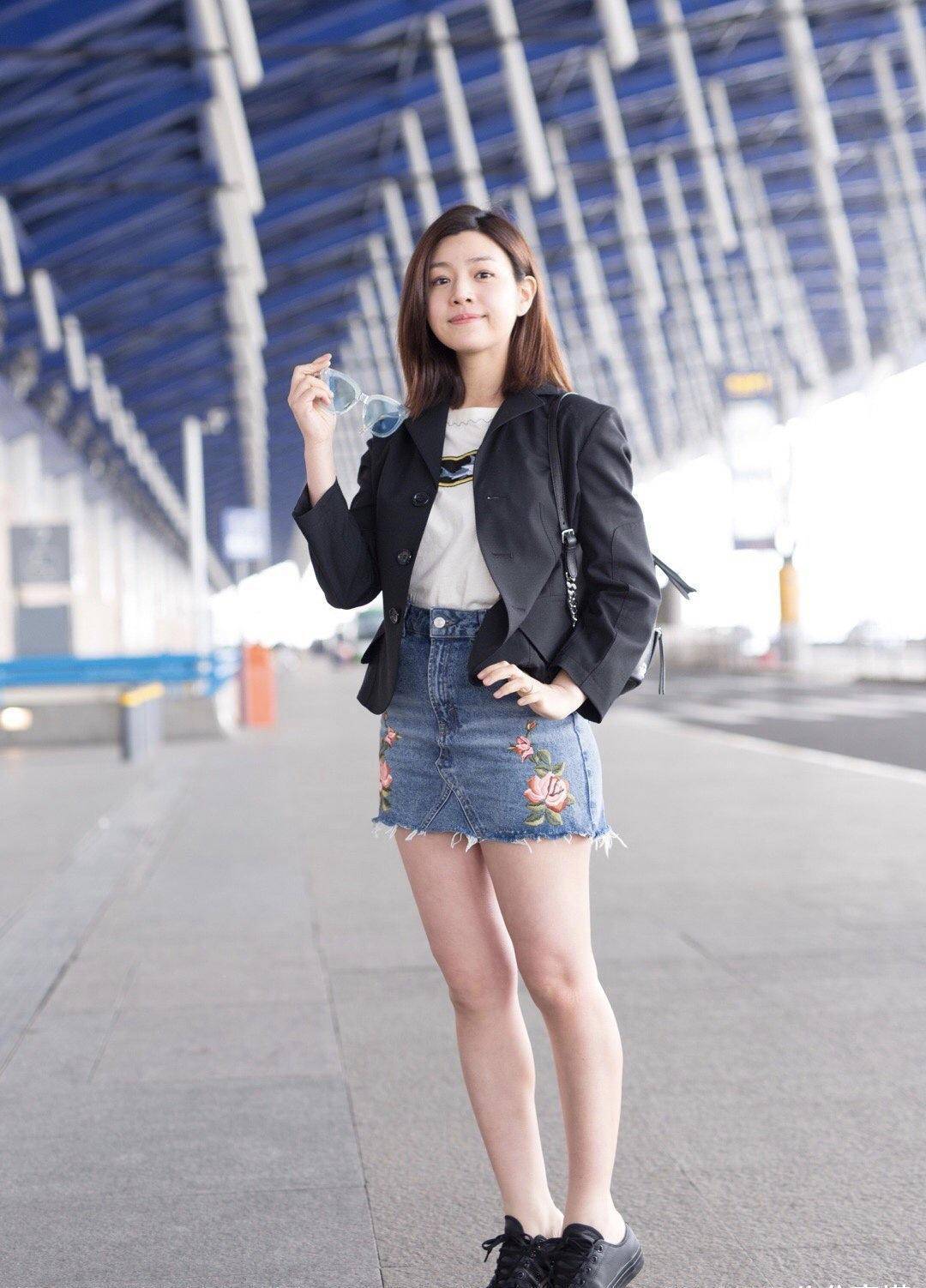 陈妍希西装短裤搭配笑容灿烂,夏日街拍青春动人