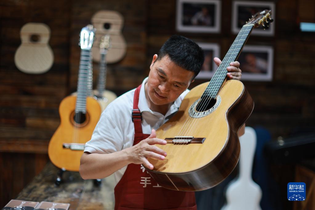 新华社记者多图展示贵州正安吉他产业释放的"音乐生产力"