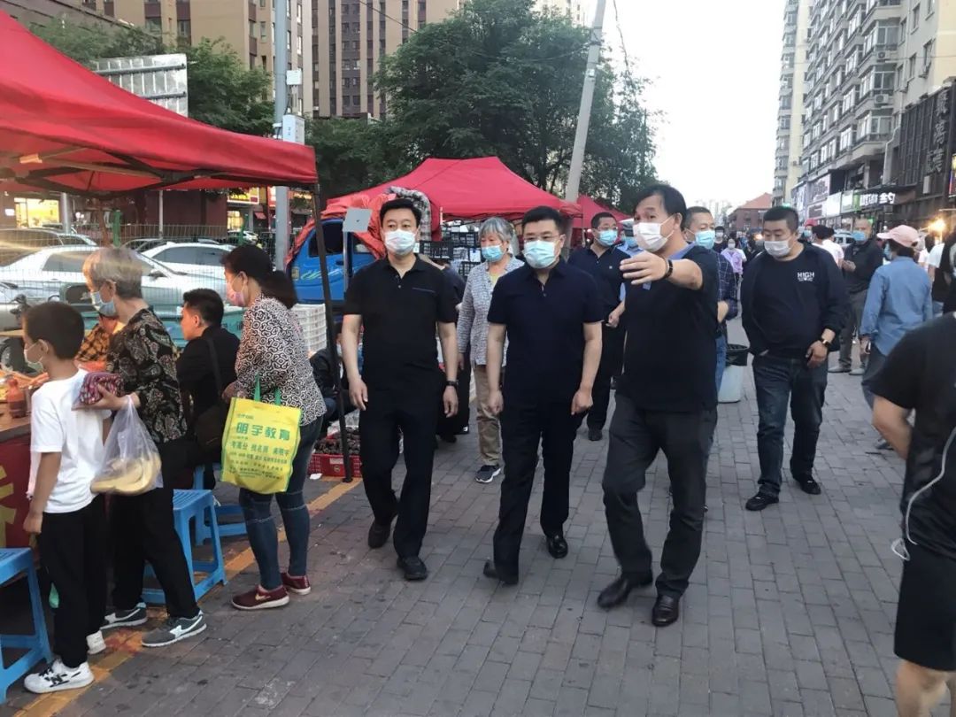 香坊区委副书记,代理区长司炳春带队检查指导市场摊区