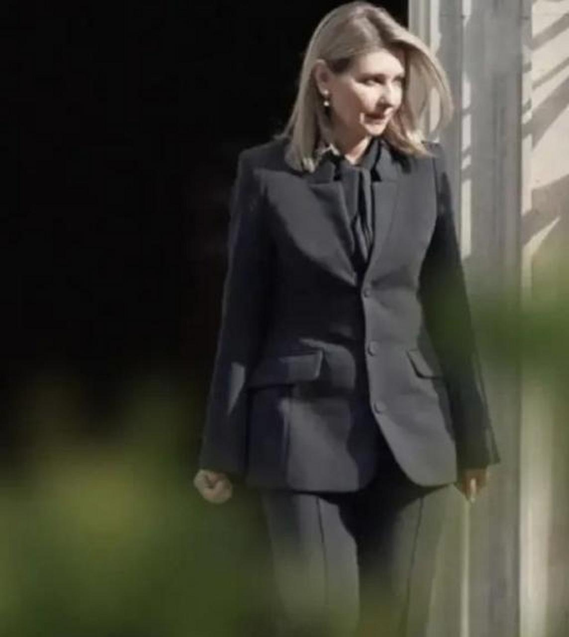 乌克兰总统夫人叶莲娜·泽连斯卡娅在北约峰会期间竟然被拍到在立陶宛