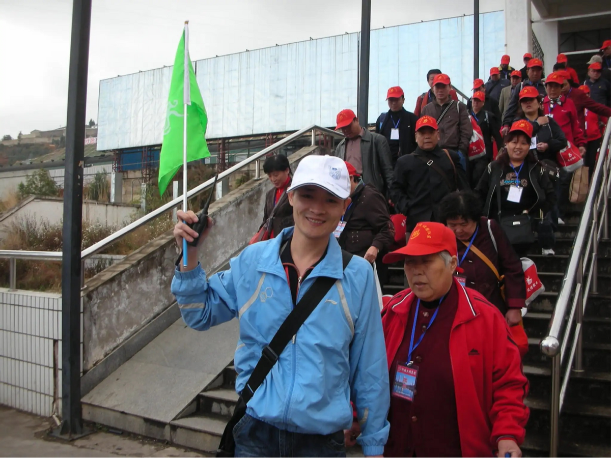 老年旅行团出行时,遇见强制消费的导游,为何很少有人集体反抗?