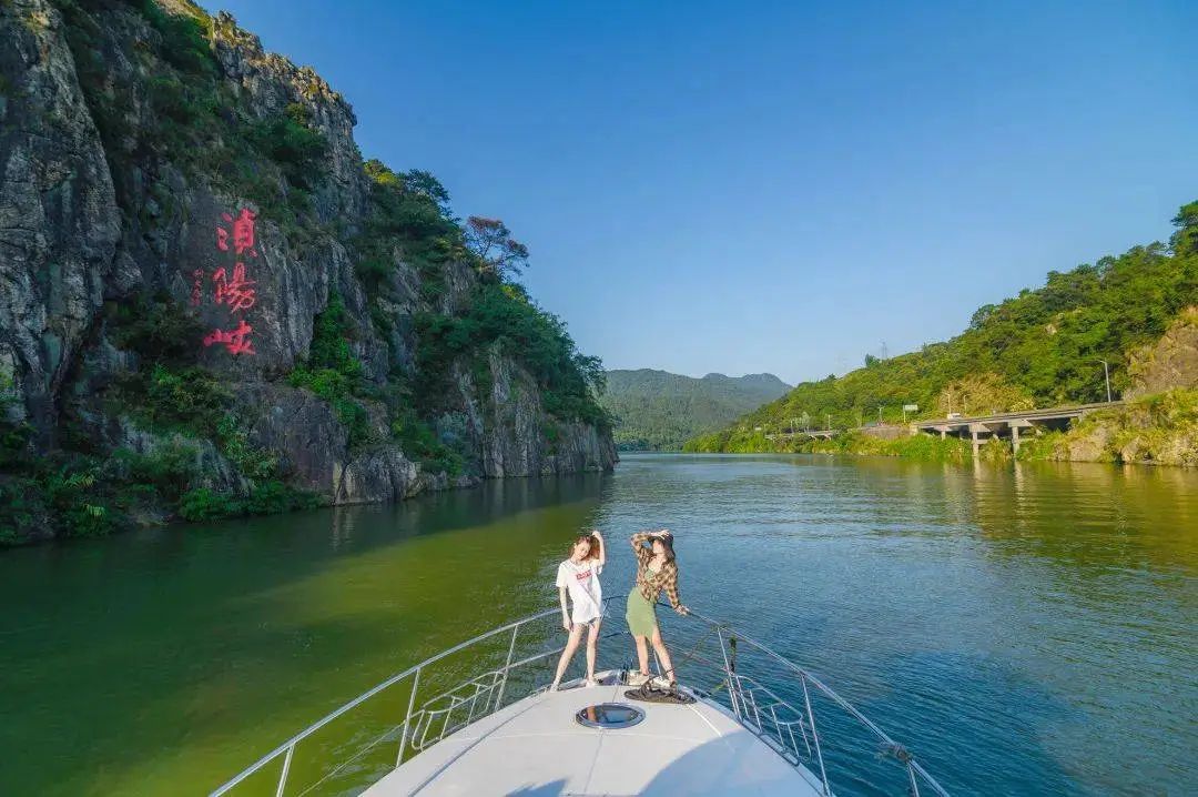 英德浈阳峡风景区:99住主题客栈 双人游船,赏"北江小三峡"!