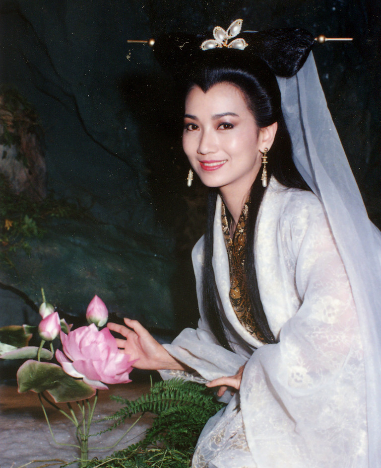 赵雅芝晒"白素贞"飞行照片,这哪里是白蛇?简直就是仙女下凡!