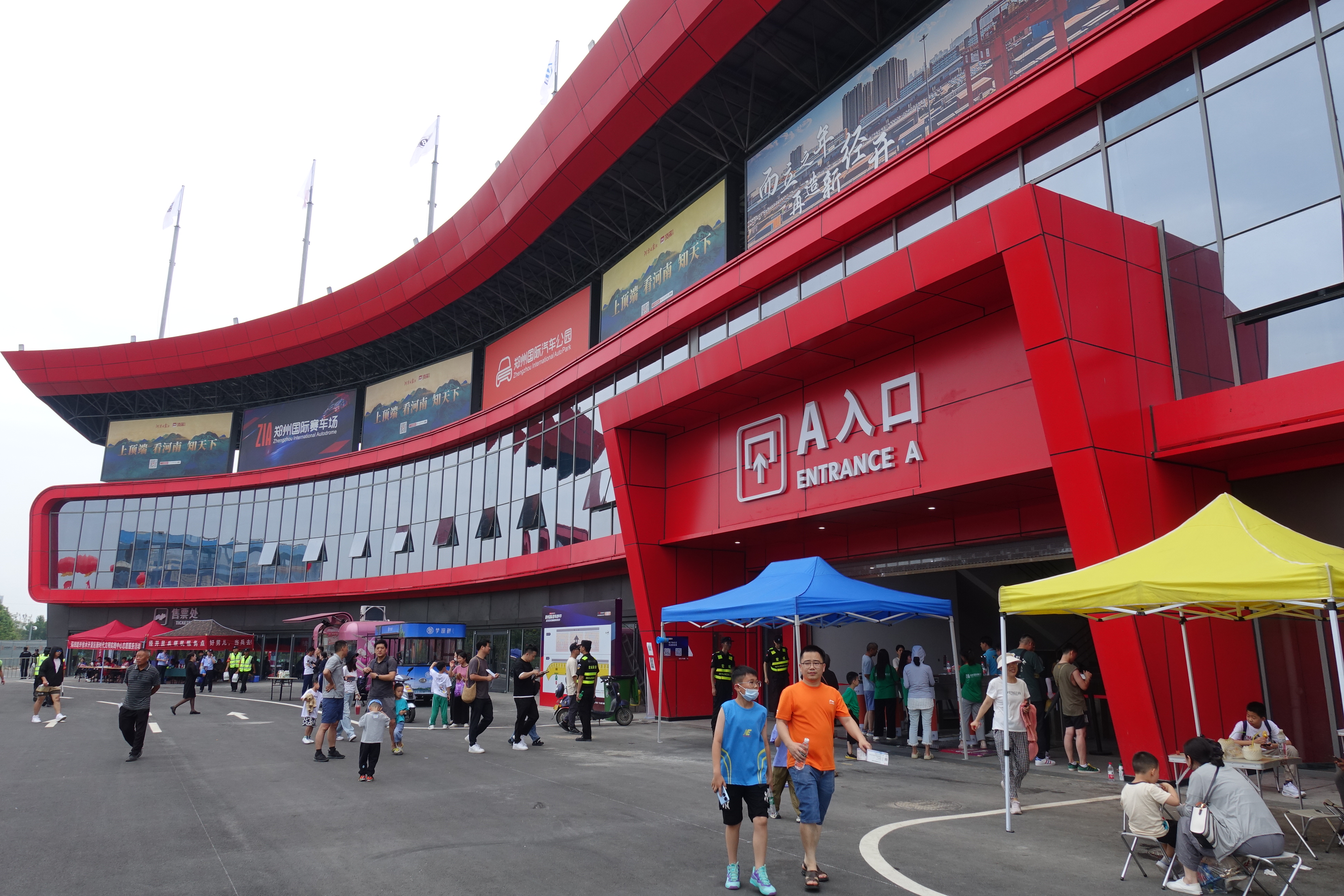 郑州国际赛车嘉年华"赛道上最快的仔",是一个开法拉利的21岁大三学生!