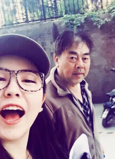 "张飞"李靖飞病逝,早年与妻子离婚备受打击,与女儿合影曝光