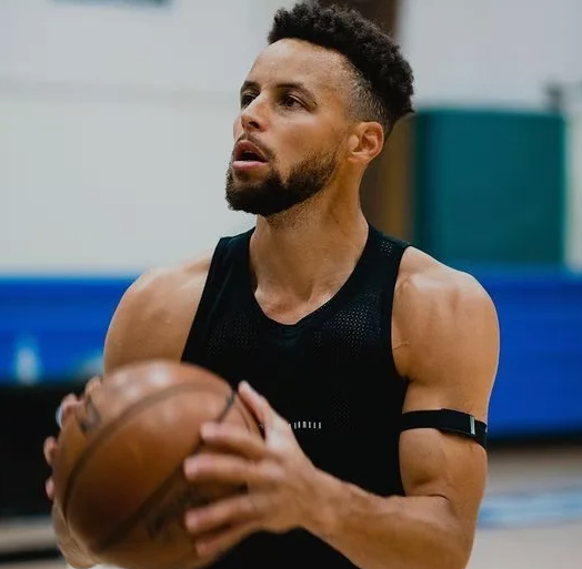 肌肉男!库里最新训练照,这还是那个柔弱射手么?