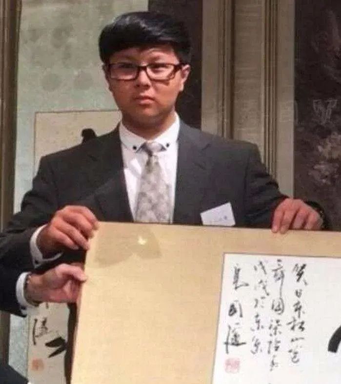 唐英涵是唐国强藏了26年的儿子,穿西装强扮斯文被路人暴露身份!